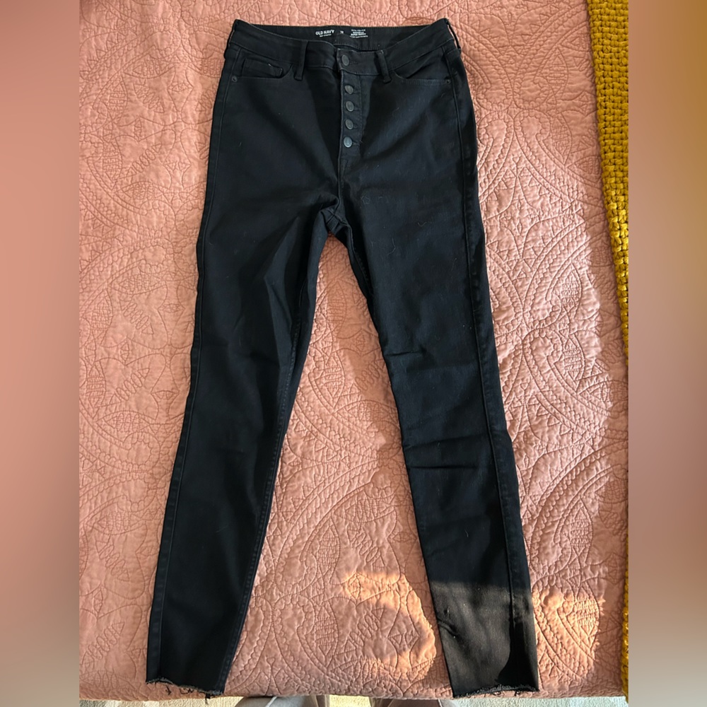 Black Old Navy extra high rise rockstar super skinny jeans. Size 12 tall